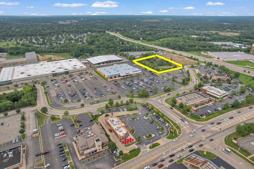 890 Cog Cir, Crystal Lake, IL à vendre - Photo du bâtiment - Image 2 de 7