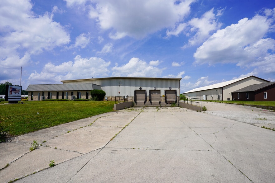 300 Industrial Dr, Angola, IN à louer - Photo du bâtiment - Image 1 de 15