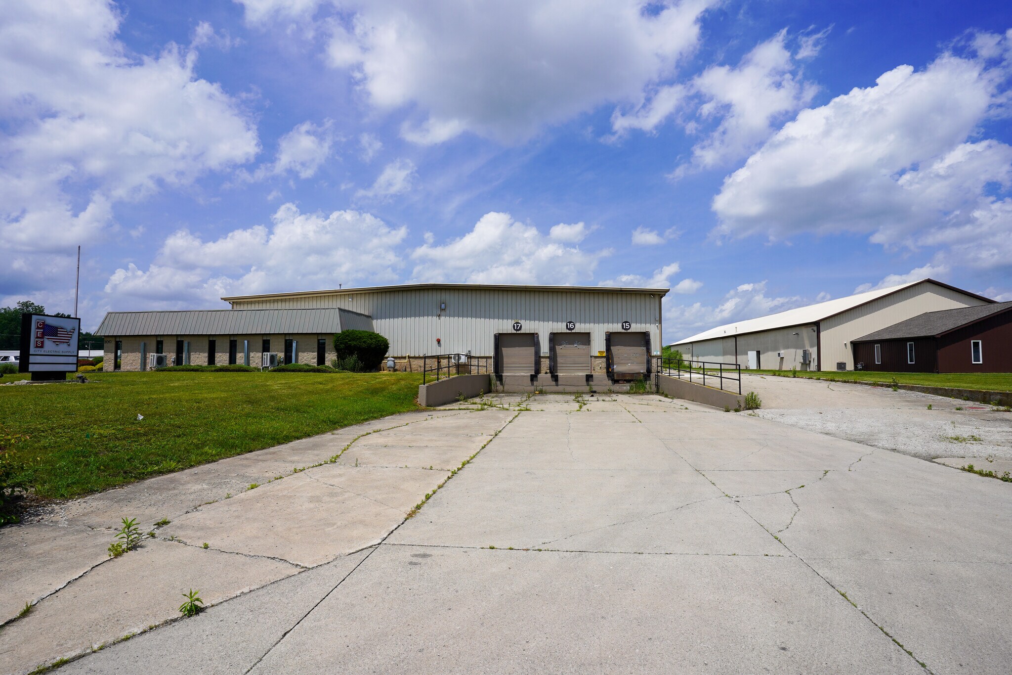 300 Industrial Dr, Angola, IN à louer Photo du bâtiment- Image 1 de 16