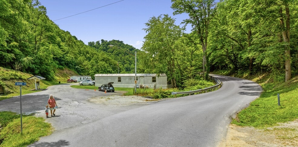 548 Harolds Branch Rd, Pikeville, KY for sale - Building Photo - Image 3 of 6