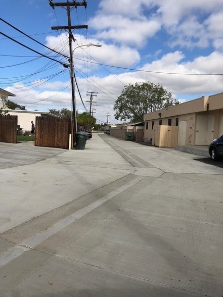 1530 Baker St, Costa Mesa, CA à louer - Photo du bâtiment - Image 3 de 20