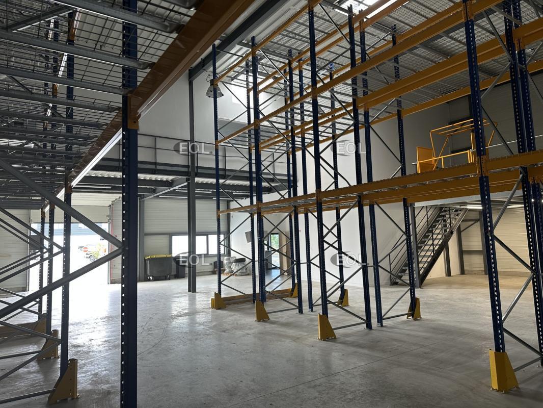 Flex in Servon for lease Building Photo- Image 1 of 15