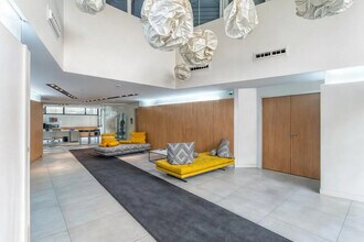 90-94 Rue De Villiers, Levallois-Perret for lease Lobby- Image 2 of 7