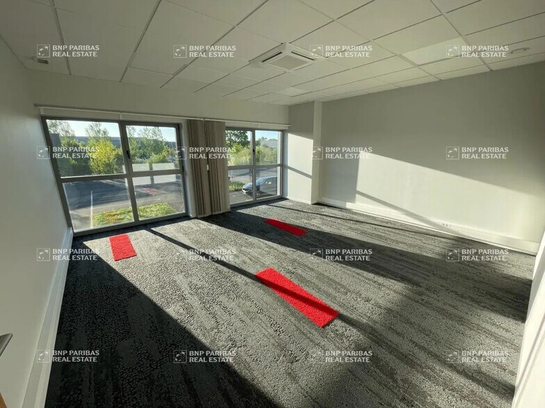 Bureau dans Noyal-Châtillon-sur-Seiche à louer - Photo du bâtiment - Image 2 de 19