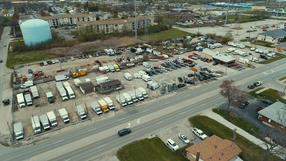 712 S Green Bay Rd, Waukegan, IL for lease - Building Photo - Image 2 of 3