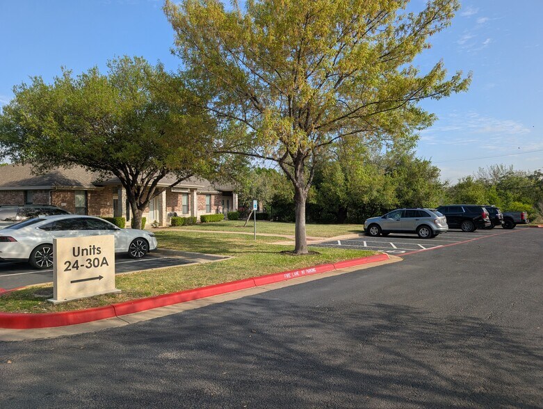 3000 Joe Dimaggio Blvd, Round Rock, TX à louer - Photo du bâtiment - Image 2 de 9
