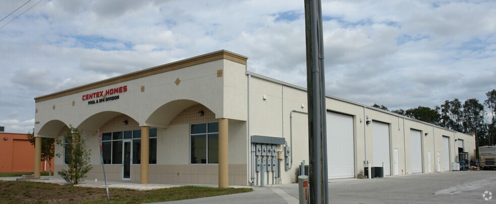 17041 Alico Commerce Ct, Fort Myers, FL à louer - Photo du bâtiment - Image 3 de 32