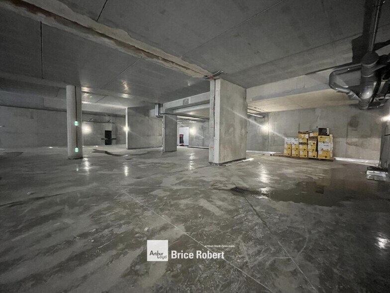 Multifamily in Villeurbanne for sale - Interior Photo - Image 3 of 4