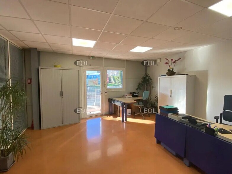 Flex in Gardanne for lease - Interior Photo - Image 3 of 5