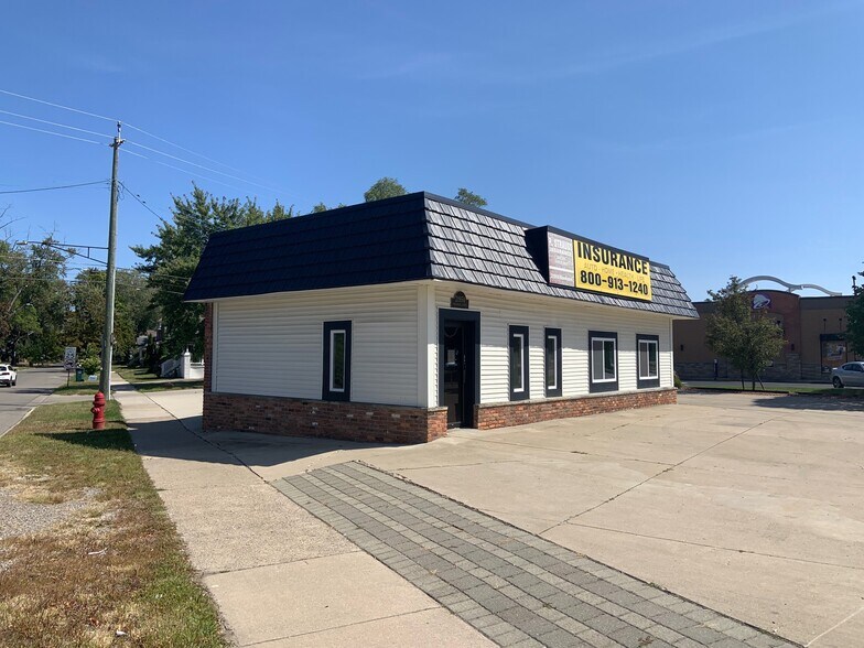 21950 Woodward Ave, Ferndale, MI à louer - Photo du bâtiment - Image 2 de 7