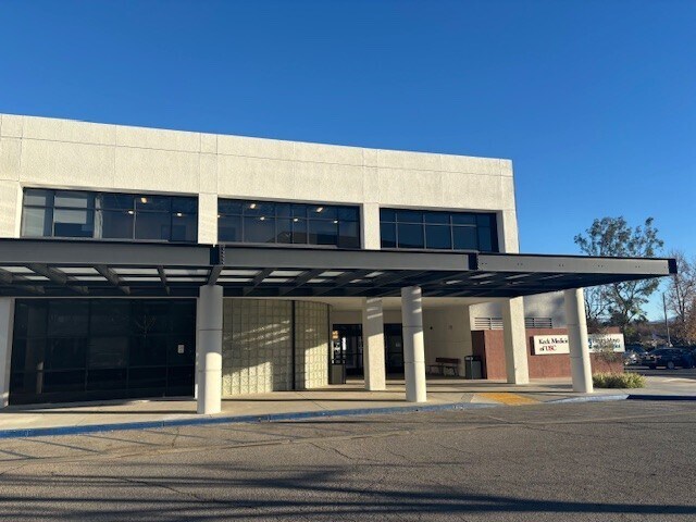 25751 McBean Pky, Valencia, CA à louer - Photo du bâtiment - Image 2 de 3