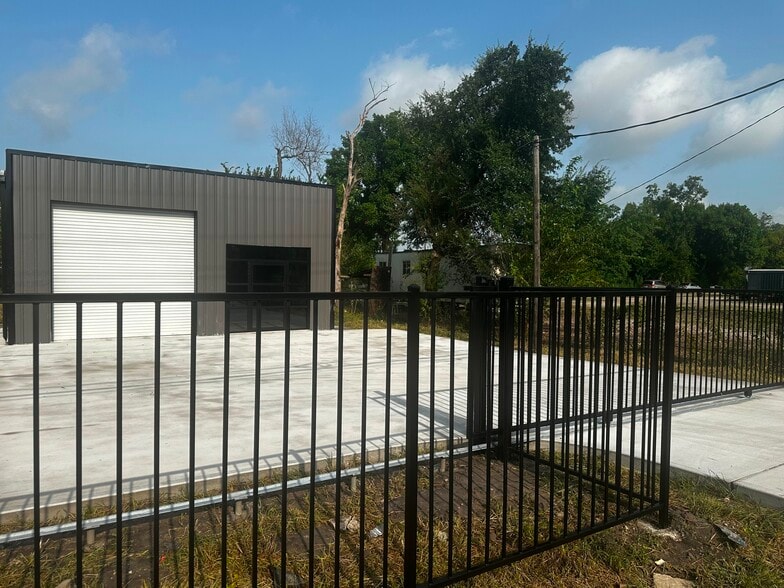 14725 W Hardy Rd, Houston, TX for lease - Building Photo - Image 3 of 7