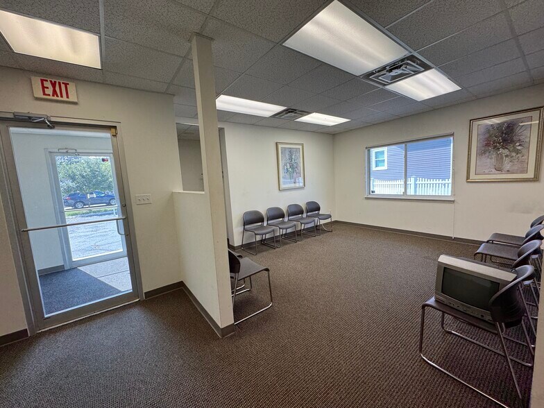 297 W Main St, Sayville, NY à vendre - Photo du bâtiment - Image 3 de 7