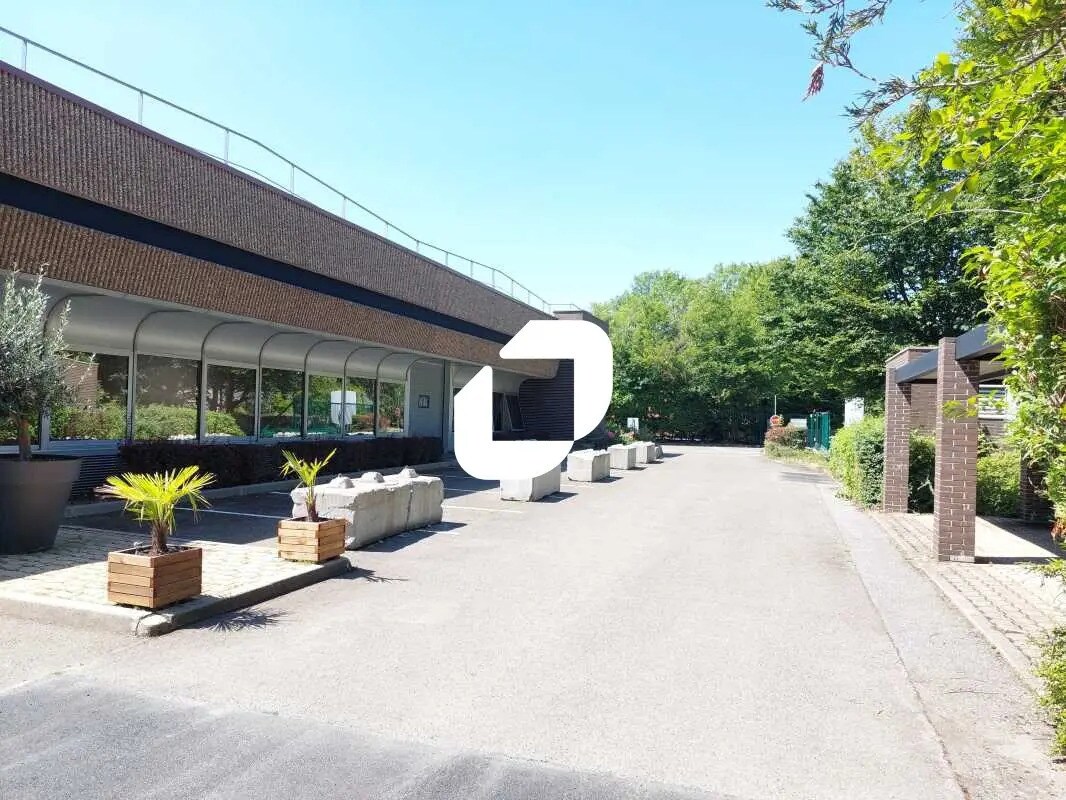 Office in Trappes for lease Building Photo- Image 1 of 13