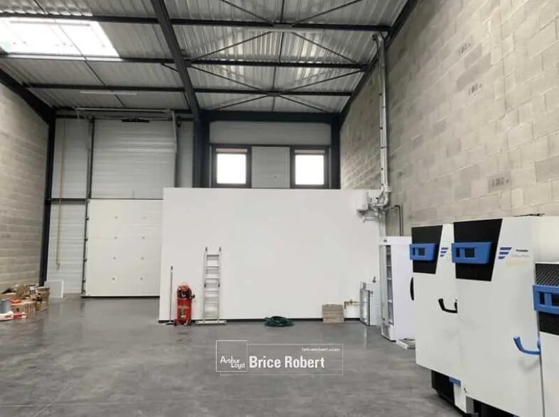 Flex in Meyzieu for lease - Interior Photo - Image 2 of 6