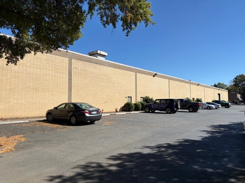 220 Olympic St, Charlotte, NC for lease - Building Photo - Image 2 of 6