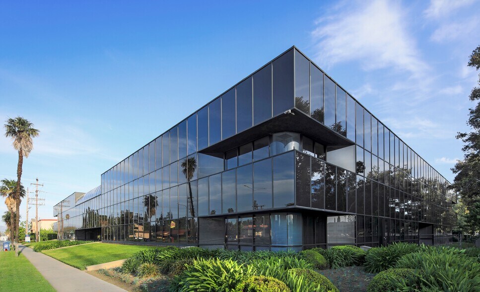 16600 Sherman Way, Van Nuys, CA à louer - Photo du bâtiment - Image 1 de 9