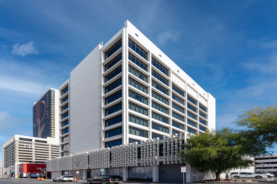 302 E Carson Ave, Las Vegas, NV à louer - Photo du bâtiment - Image 2 de 8