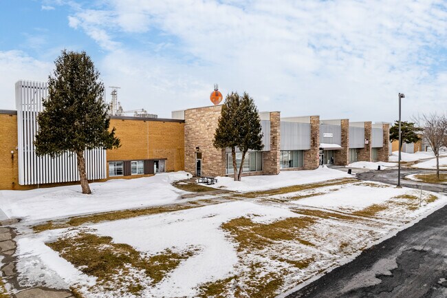 Plus de détails pour 800 Boul Industriel, St-Jean, QC - Industriel à louer