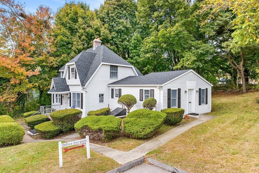 143 Boston Post Rd, Waterford, CT for sale - Building Photo - Image 1 of 18