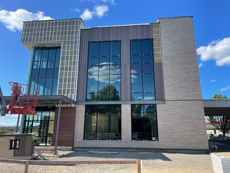 2951 Stacy Allison Way, Woodburn, OR à louer - Photo du bâtiment - Image 2 de 3