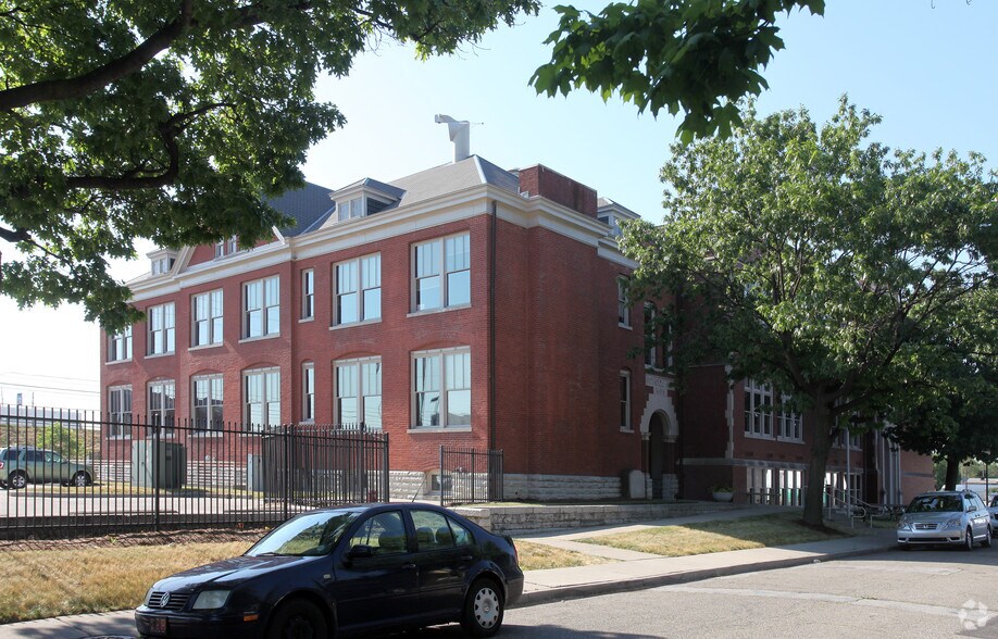 407 N Fulton St, Indianapolis, IN à louer - Photo du bâtiment - Image 2 de 6