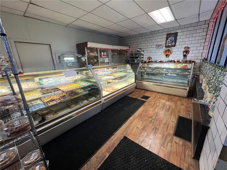 228 N Liberty St, New Castle, PA for sale - Interior Photo - Image 3 of 4