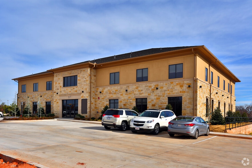 317 Lilac Dr, Edmond, OK for lease - Building Photo - Image 2 of 7