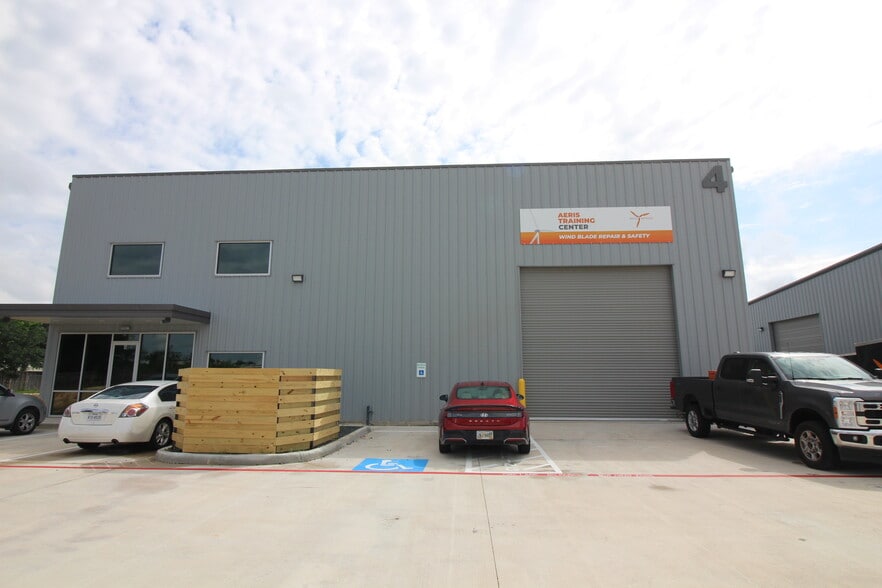 Aeris Services Facility portefeuille de 2 propriétés à vendre sur LoopNet.ca - Photo du bâtiment - Image 3 de 7