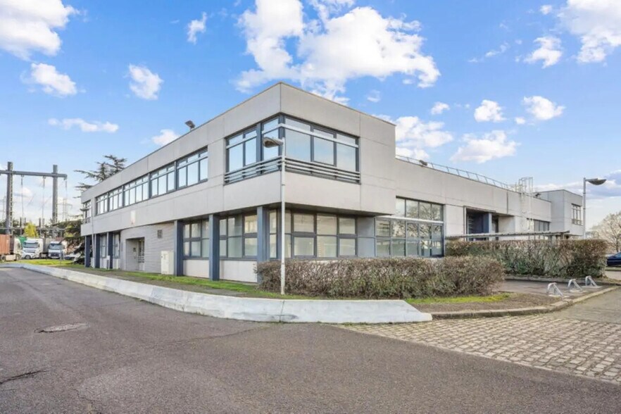 Flex in Gennevilliers for lease - Building Photo - Image 3 of 11