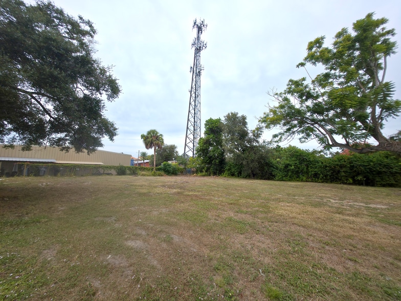 958 Howard Ave, Dunedin, FL à vendre - Photo du bâtiment - Image 2 de 10