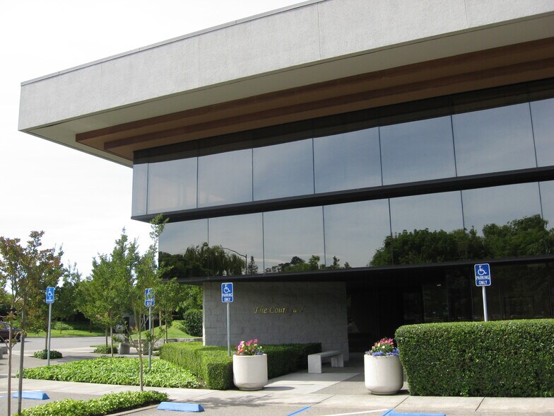 141 Stony Cir, Santa Rosa, CA à louer - Photo du bâtiment - Image 2 de 5