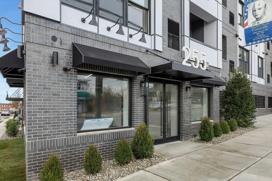 255 Ridge Rd, Lyndhurst, NJ à louer - Photo du bâtiment - Image 2 de 6