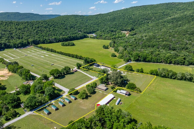 Plus de détails pour 444 Charlie Roberts Rd, Pelham, TN - Services hôteliers à vendre