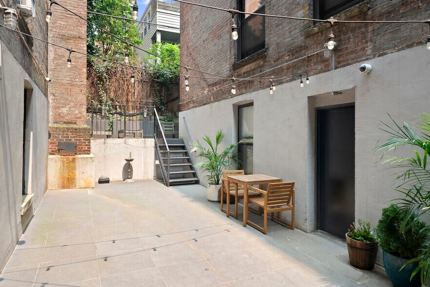 409-413 E 84th St, New York, NY à vendre - Photo du bâtiment - Image 2 de 12