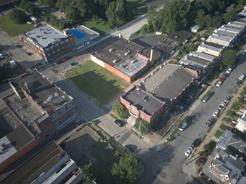15 W 8th St, 710 Sproul St & 8 W 7th St portefeuille de 2 propriétés à vendre sur LoopNet.ca - Photo du bâtiment - Image 2 de 15