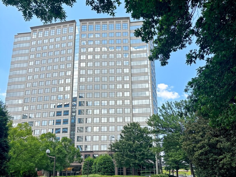 400 Galleria Pky SE, Atlanta, GA à louer - Photo du bâtiment - Image 3 de 12