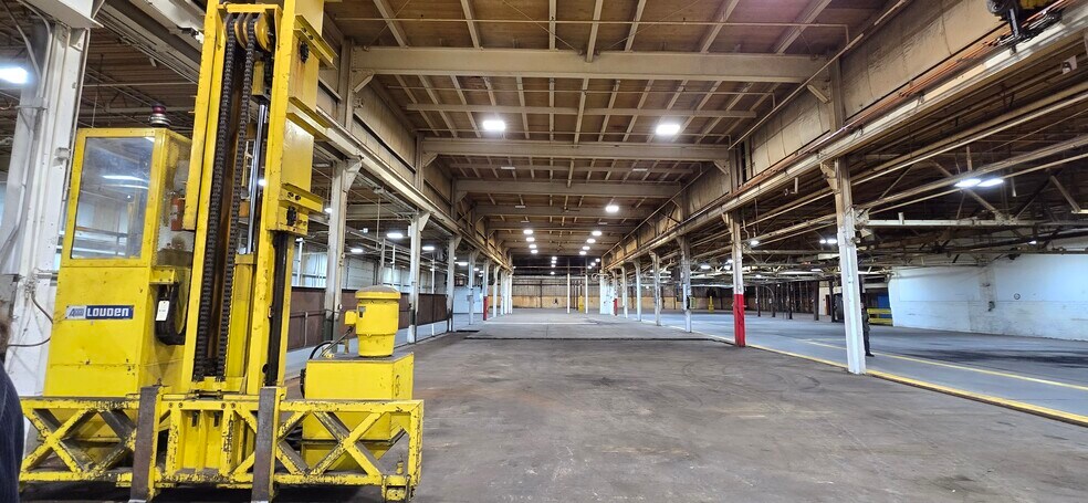 18513 Euclid Ave, Cleveland, OH à vendre - Photo du bâtiment - Image 3 de 8