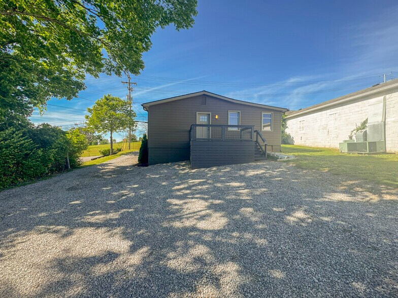 709 Hart Ln, Nashville, TN à louer - Photo du bâtiment - Image 2 de 12