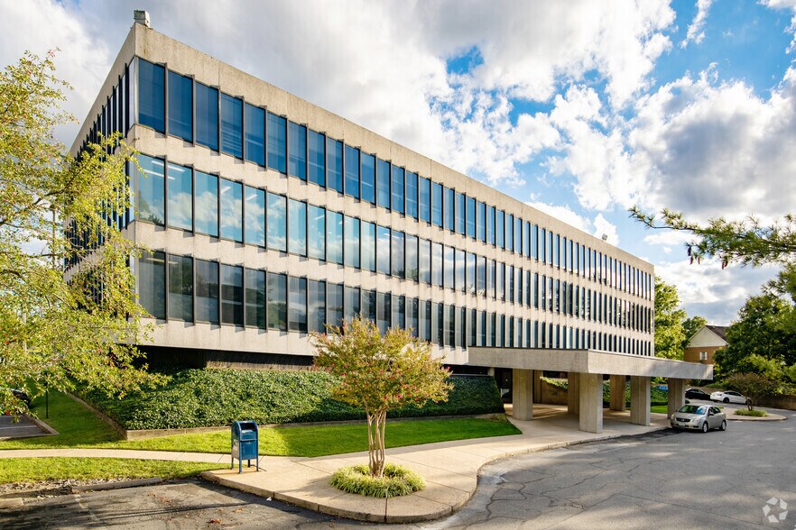 2616 Sherwood Hall Ln, Alexandria, VA for sale - Building Photo - Image 3 of 43