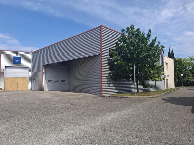 Flex in Saint-Priest for lease - Building Photo - Image 1 of 5