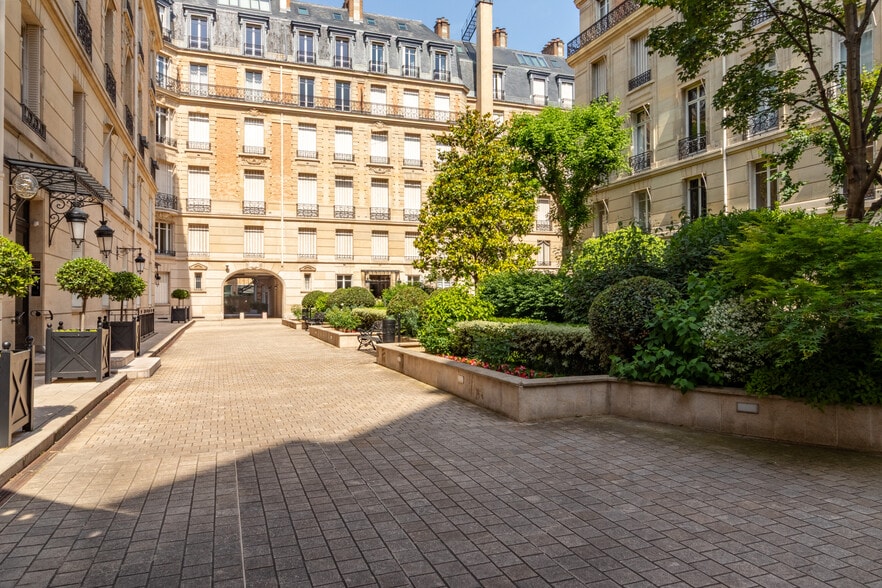 51 Avenue Montaigne, Paris for lease - Building Photo - Image 3 of 4