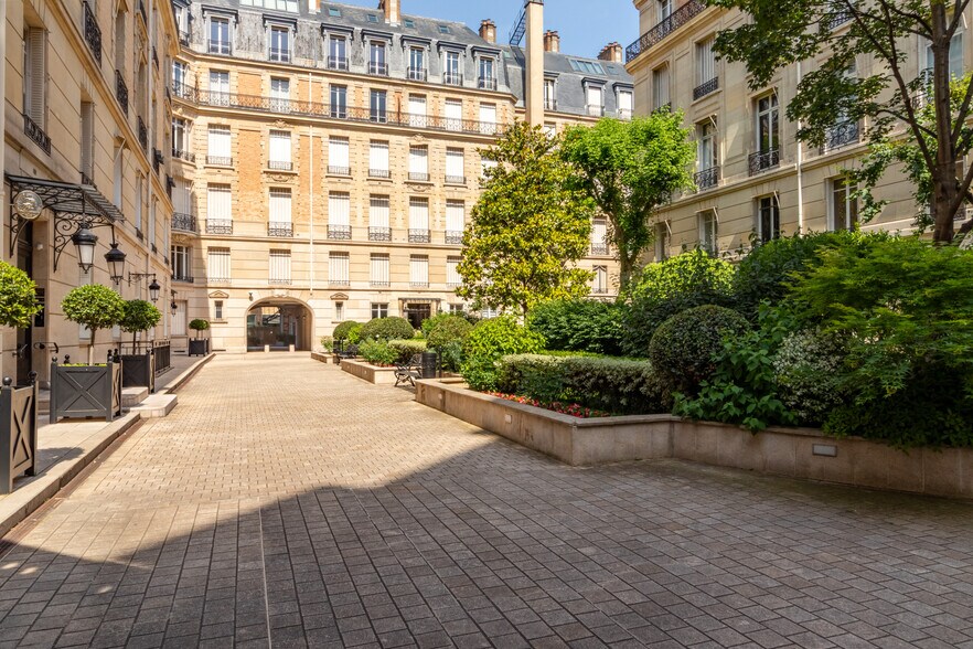 51 Avenue Montaigne, Paris à louer - Photo du bâtiment - Image 3 de 11