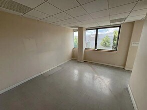 101 Rue De La Bongarde, Gennevilliers for lease Interior Photo- Image 2 of 5