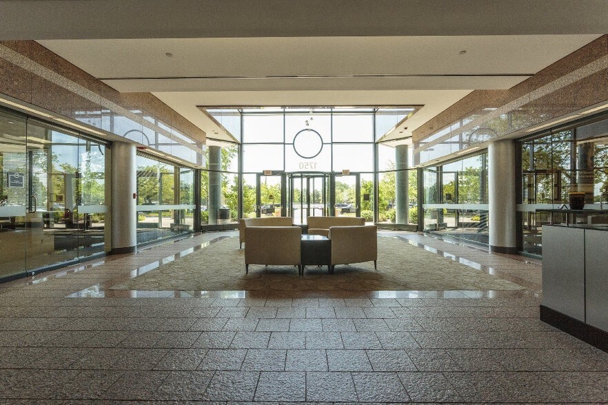 1750 E Golf Rd, Schaumburg, IL à louer - Hall d’entrée - Image 2 de 58