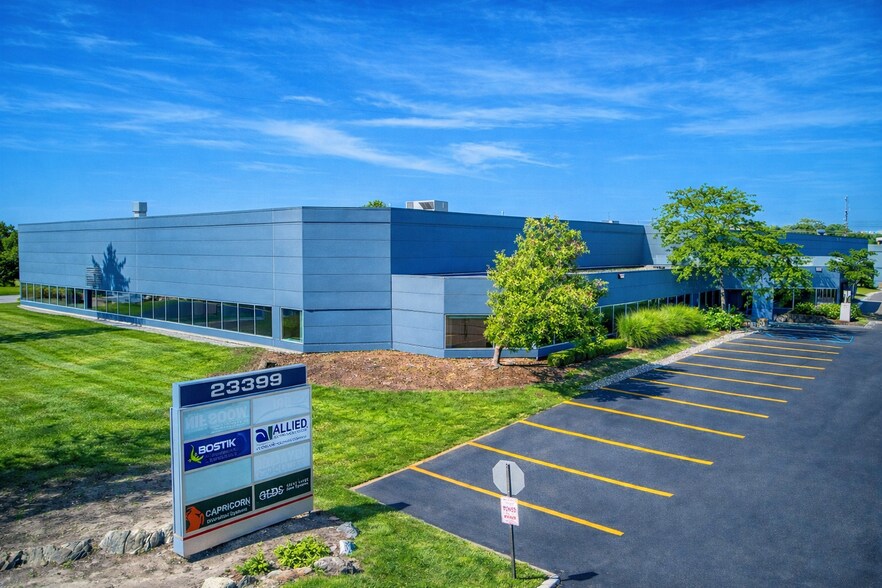 23399 Commerce Dr, Farmington Hills, MI à louer - Photo du bâtiment - Image 2 de 3