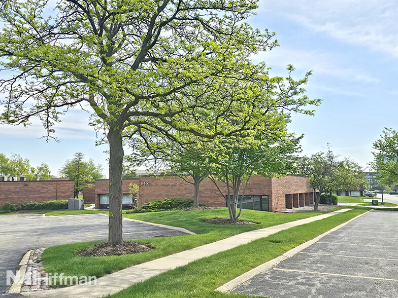 945 N Plum Grove Rd, Schaumburg, IL à vendre - Photo du bâtiment - Image 1 de 11