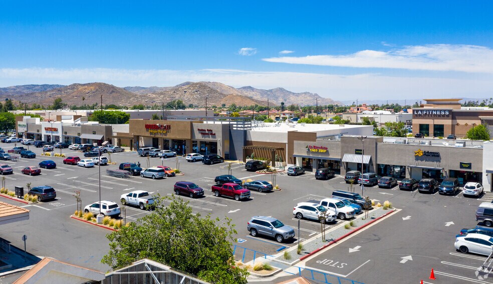 3246 W Florida Ave, Hemet, CA à louer - Photo du bâtiment - Image 1 de 12