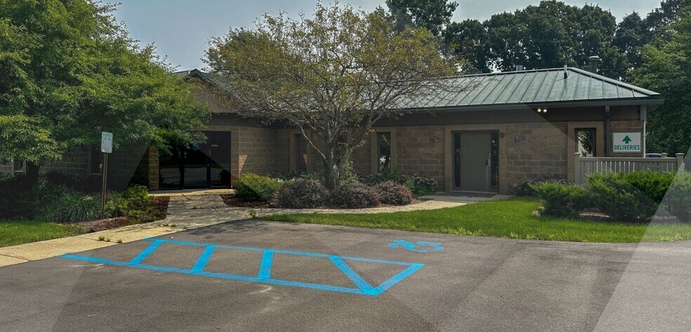 2434 Bishop Cir E, Dexter, MI à vendre - Photo du bâtiment - Image 2 de 11