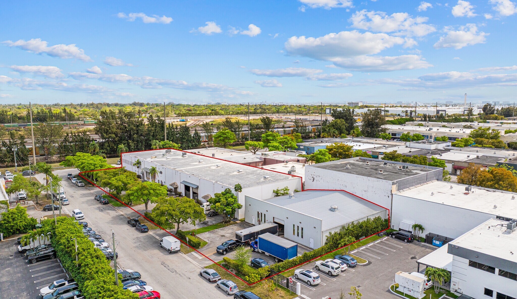 6900 - 6988 NW 52nd Street portefeuille de 2 propriétés à vendre sur LoopNet.ca Photo principale- Image 1 de 17
